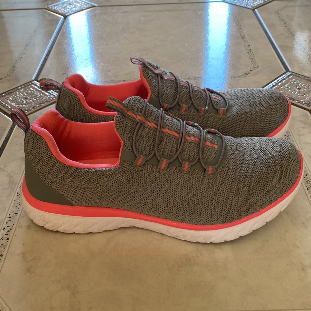 Athletic comfort fit sneakers size 9 with memory foam